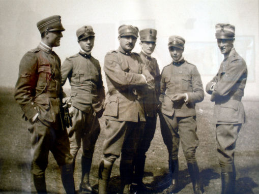 Al centro: Alberto Masprone, alla sua destra Francesco Ferrarin
